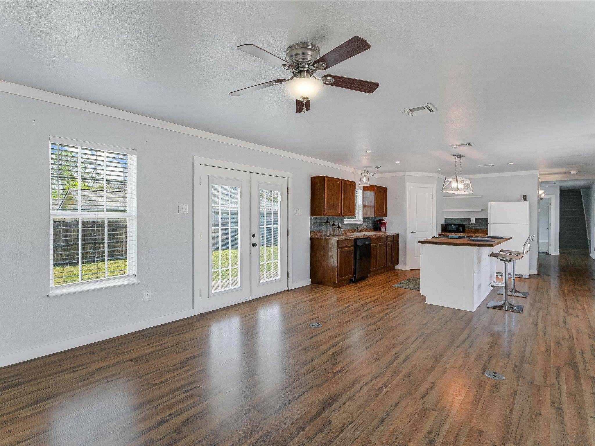 155 Travis LN, Spicewood, TX 78669