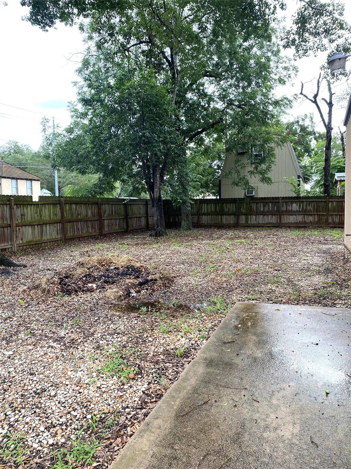 301 Bishop ST, Smithville, TX 78957