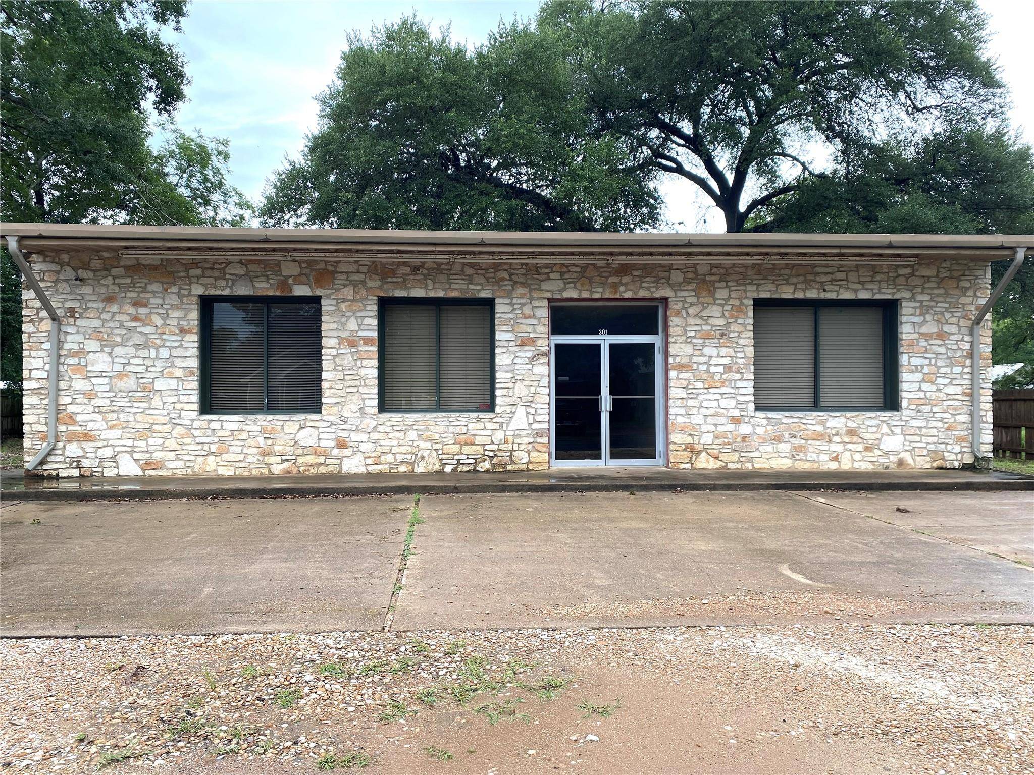 301 Bishop ST, Smithville, TX 78957