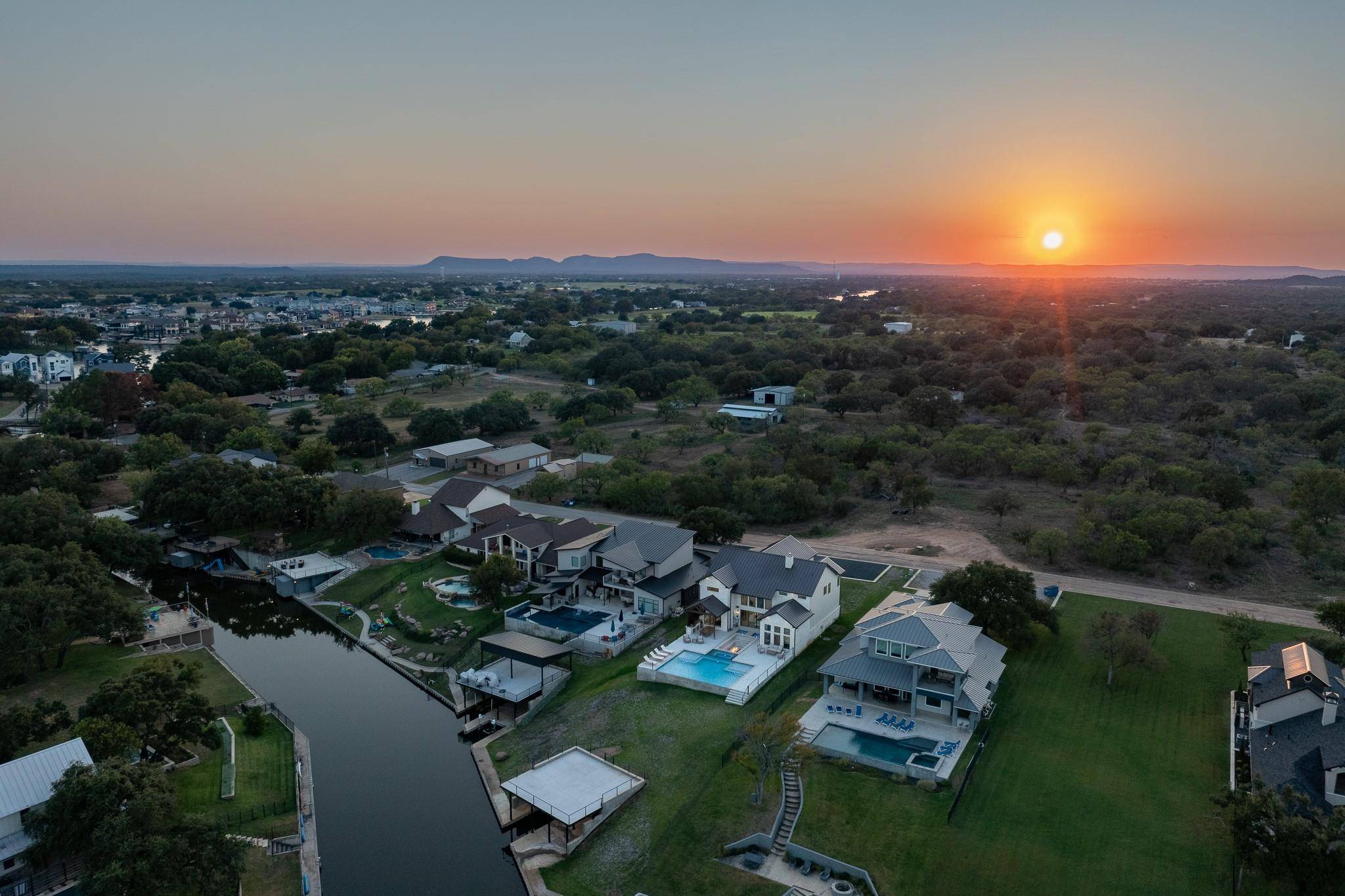 241 Lazy Oaks LN, Kingsland, TX 78639