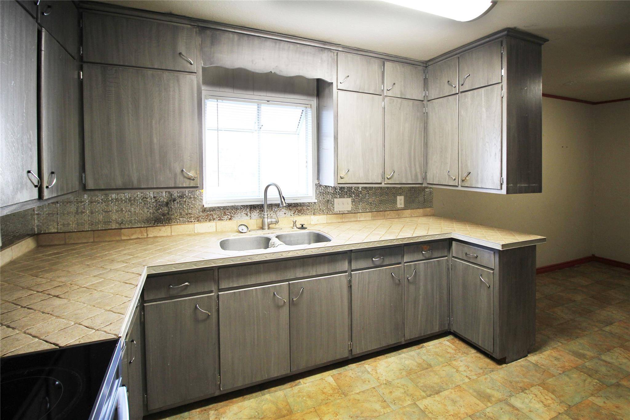 327 W Mulberry ST, Fredericksburg, TX 78624