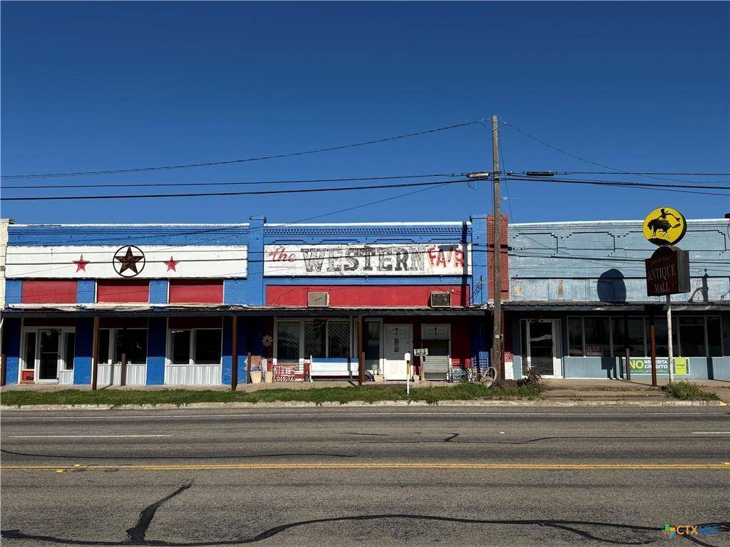 204 E Gassaway Ave, Lott, TX 76656