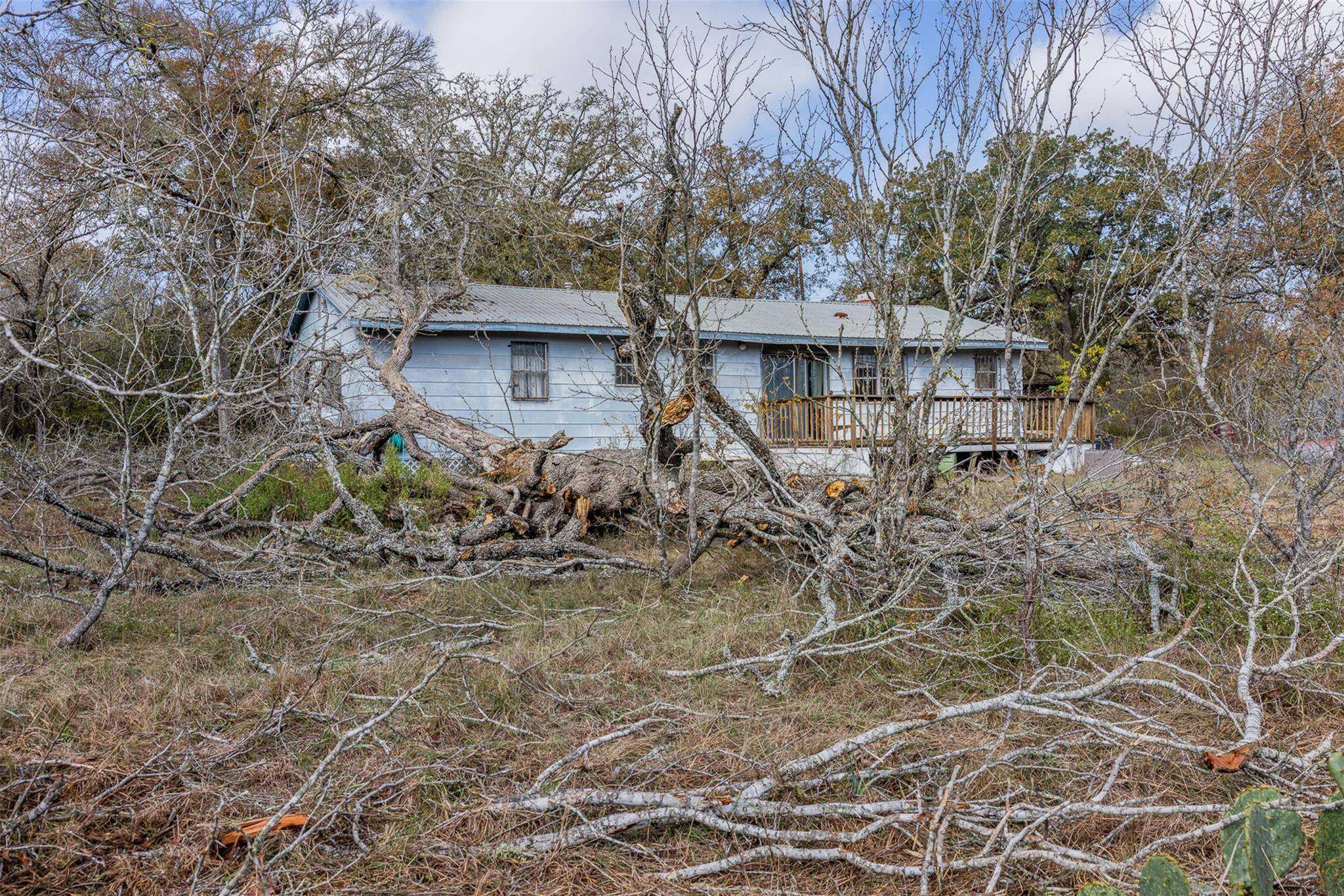840 Bugtussle LN, Luling, TX 78648