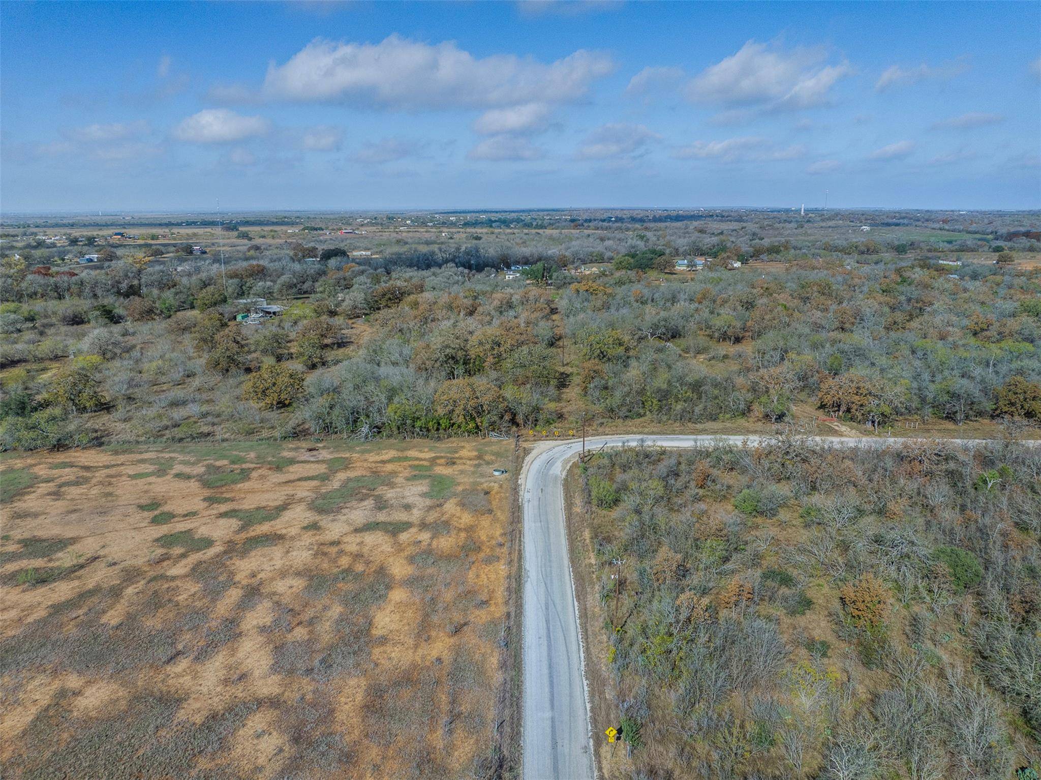 970 Bugtussle LN, Luling, TX 78648