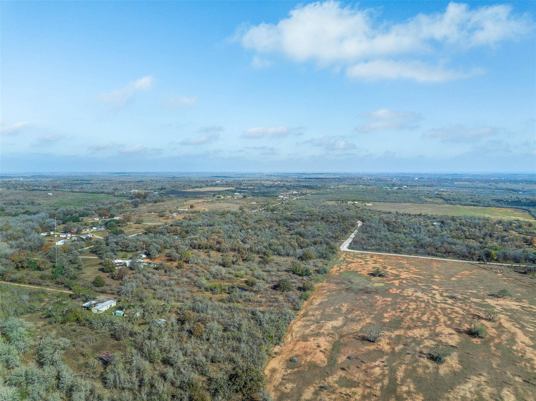 970 Bugtussle LN, Luling, TX 78648