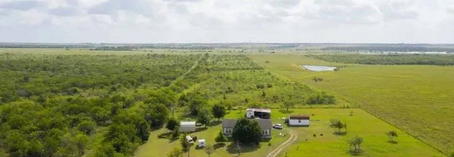 415 Holz RD, Niederwald, TX 78640
