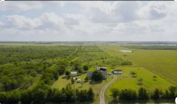 415 Holz RD, Niederwald, TX 78640