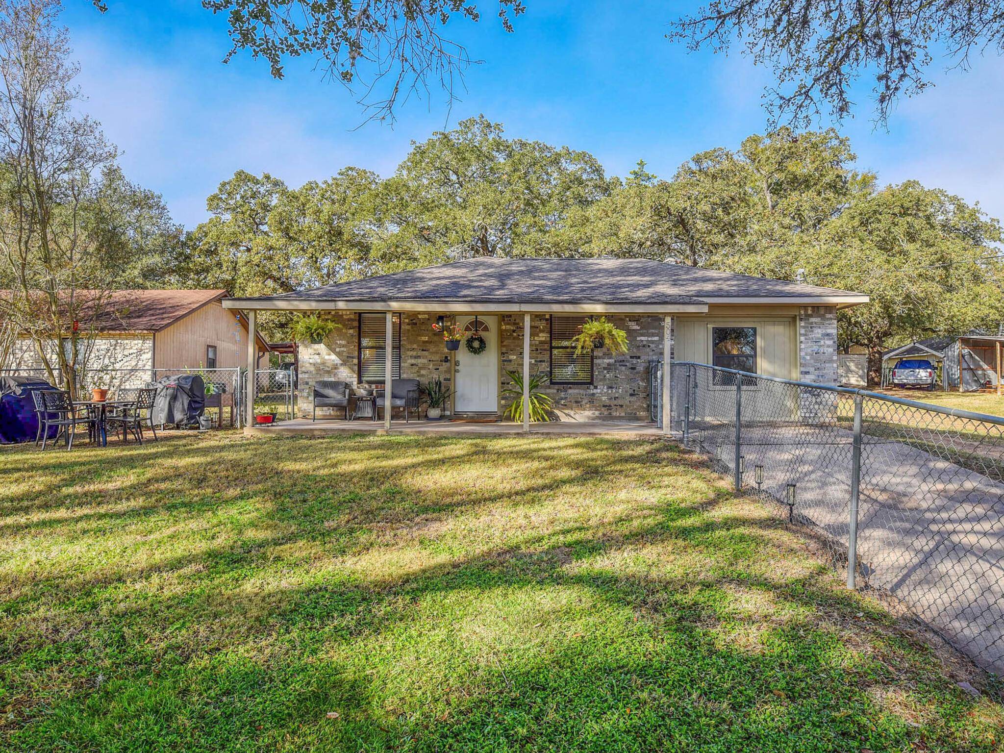 504 Hickory ST, Smithville, TX 78957