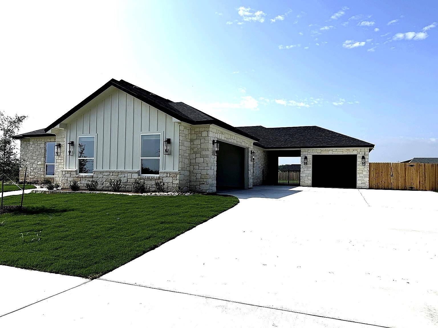 1614 Hunt DR, Salado, TX 76571