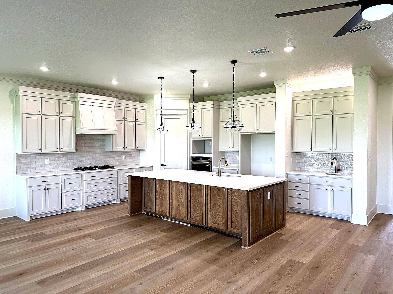 1614 Hunt DR, Salado, TX 76571