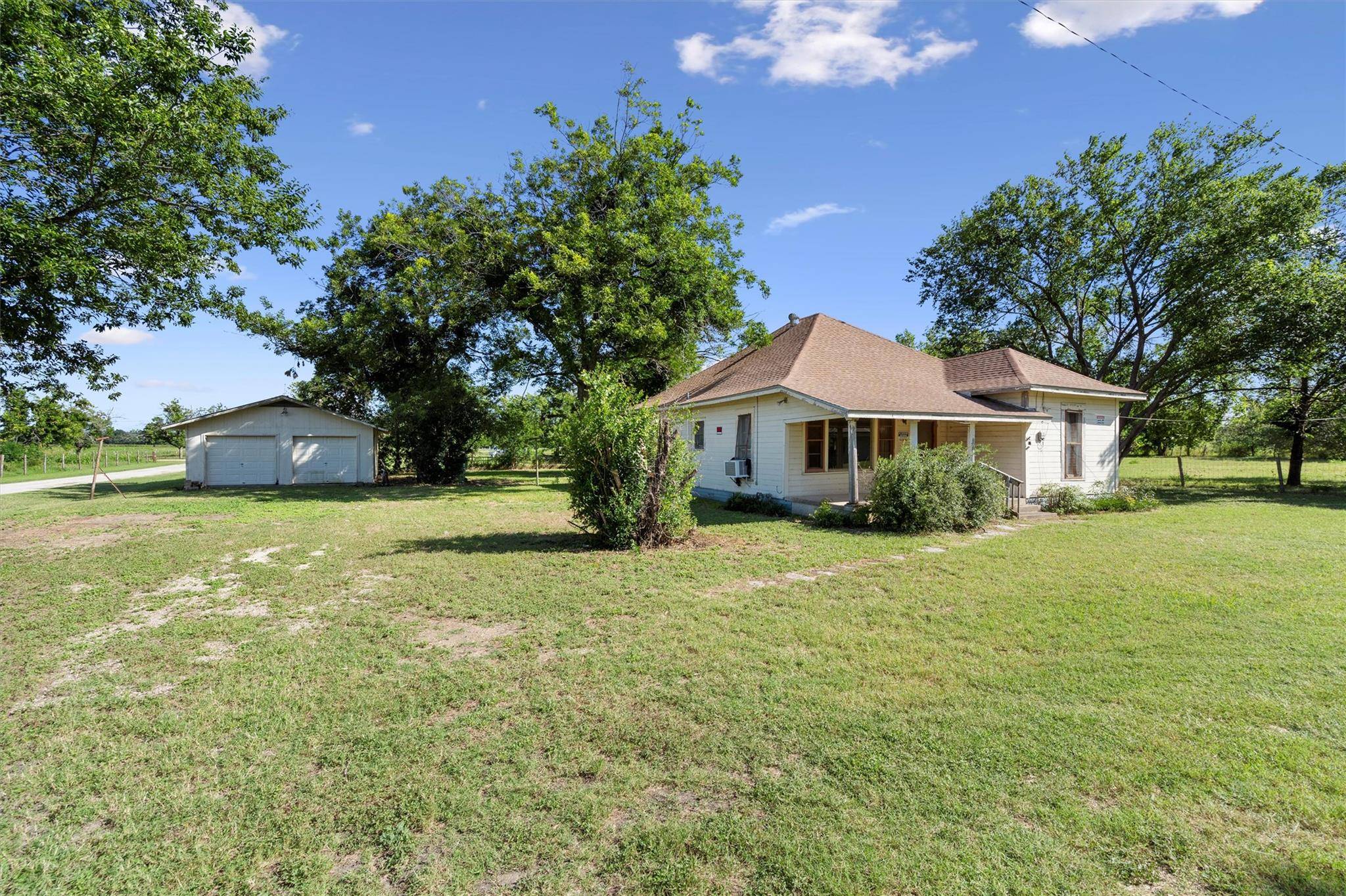 1104 E Umlang ST, Thorndale, TX 76577
