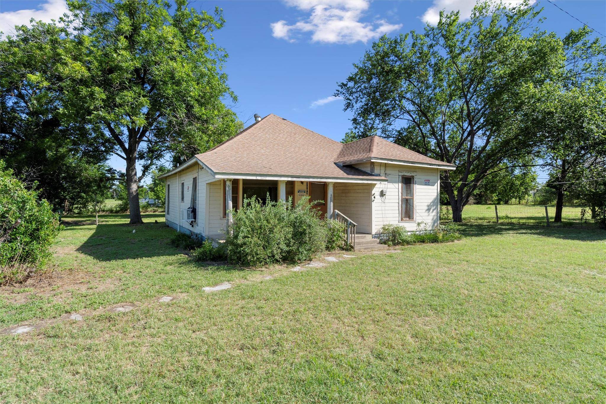 1104 E Umlang ST, Thorndale, TX 76577