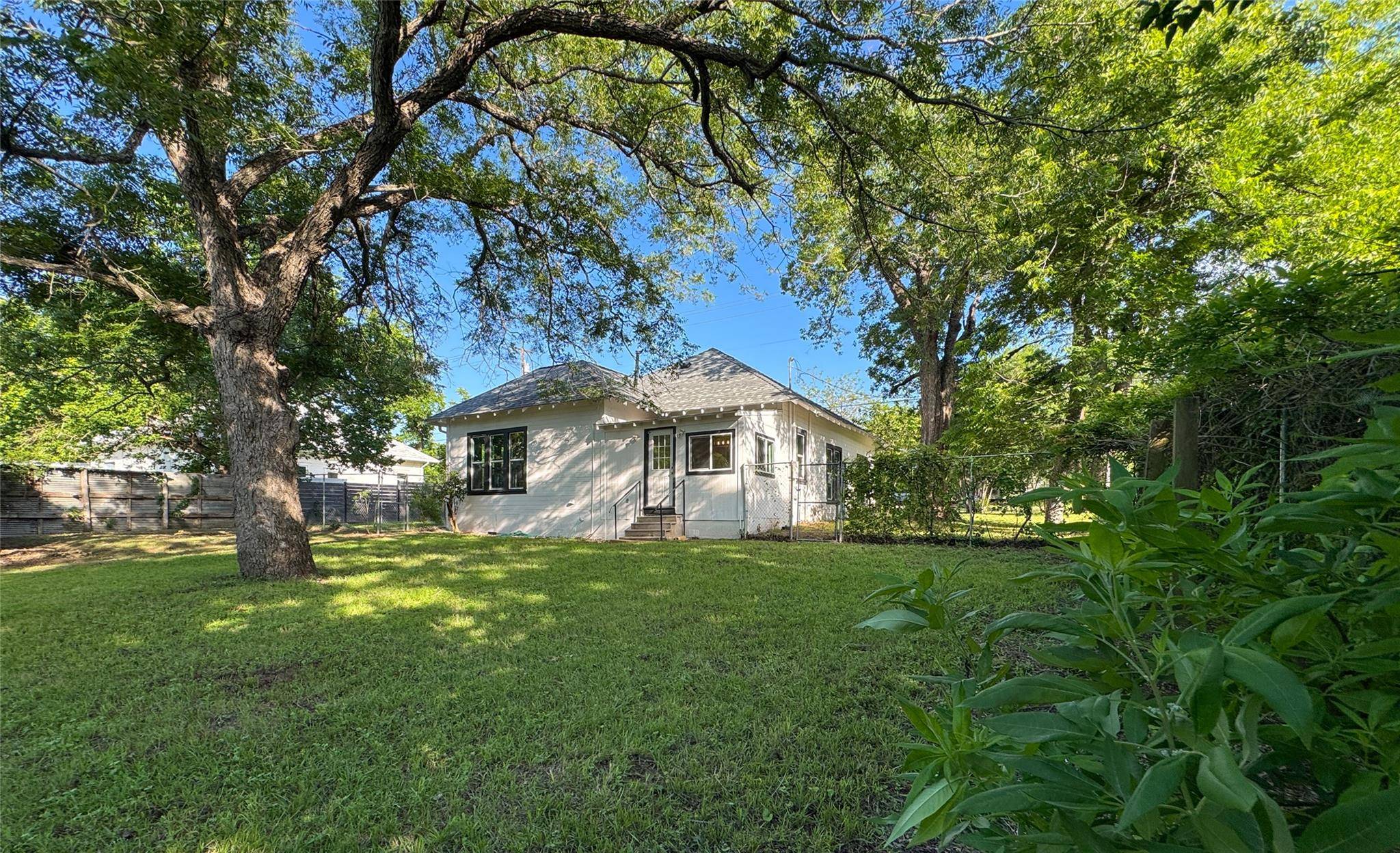 302 E Brenham ST, Elgin, TX 78621