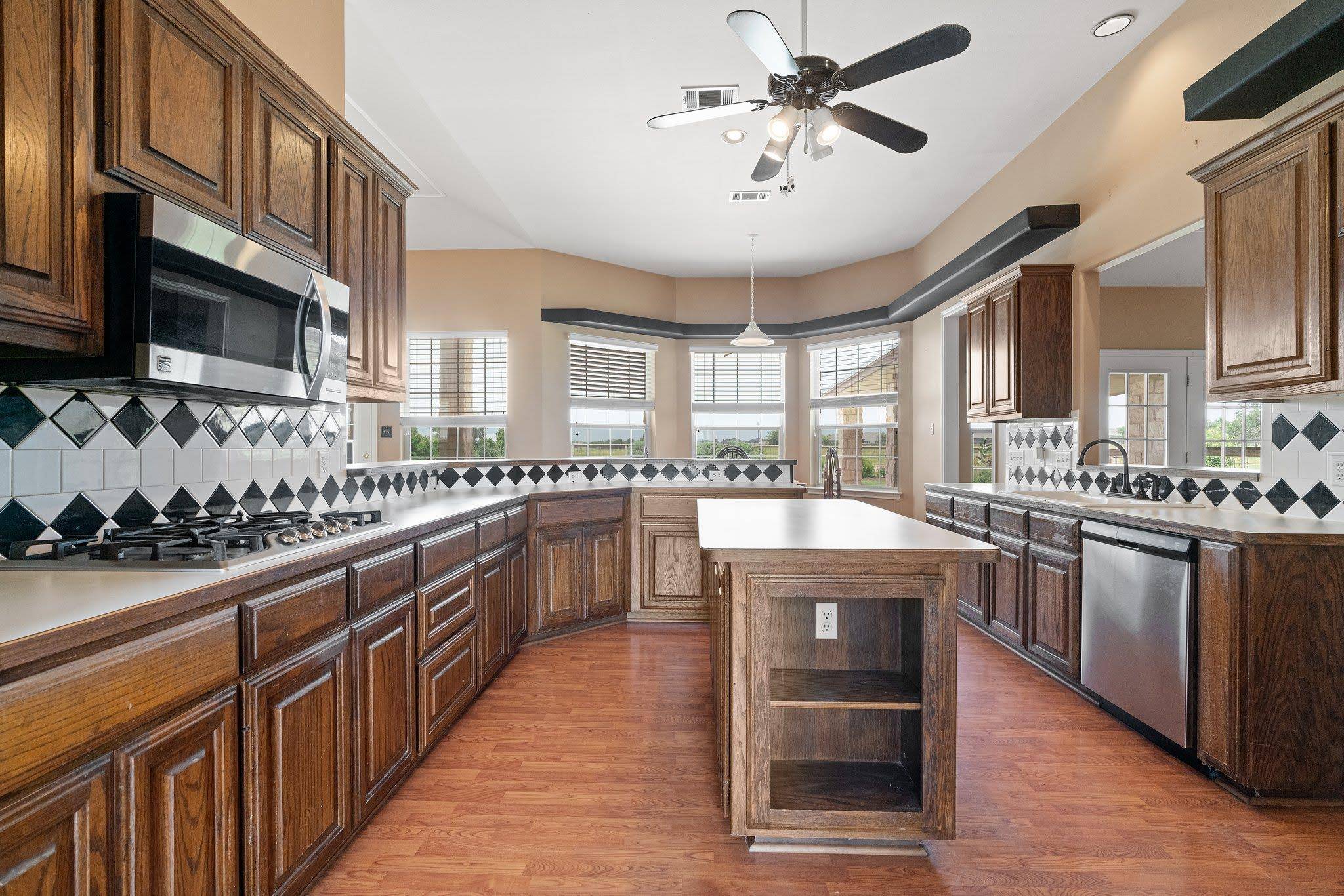 400 Hyview LN, Hutto, TX 78634