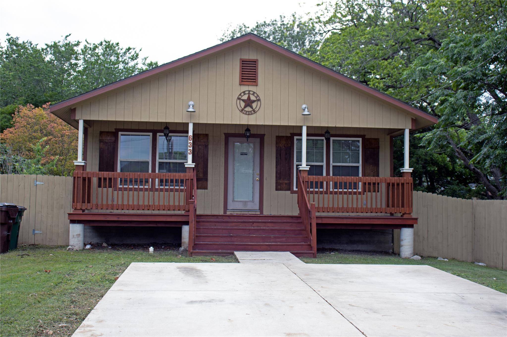 633 S Commerce ST, Lockhart, TX 78644