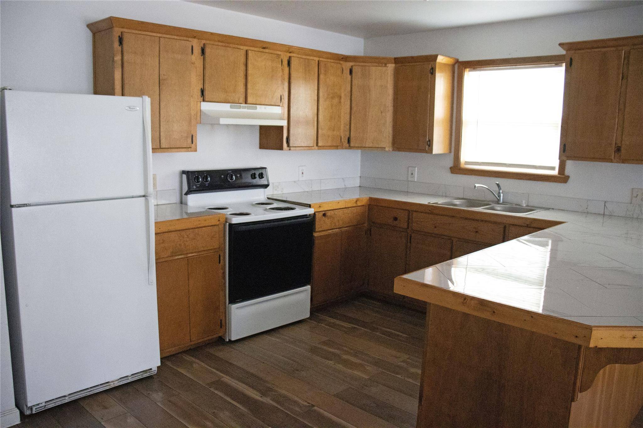 633 S Commerce ST, Lockhart, TX 78644