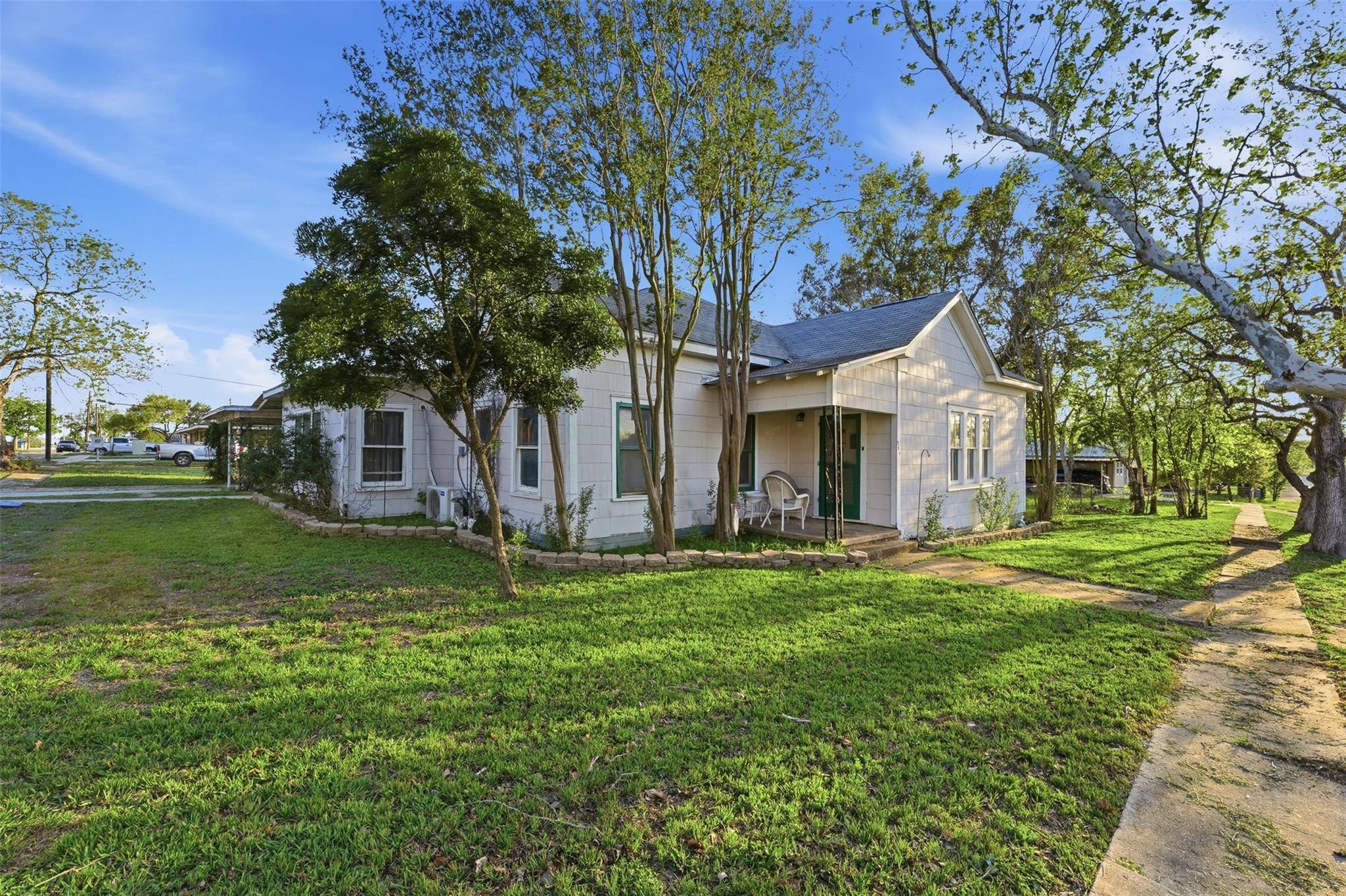 211 E 4th ST, Nixon, TX 78140