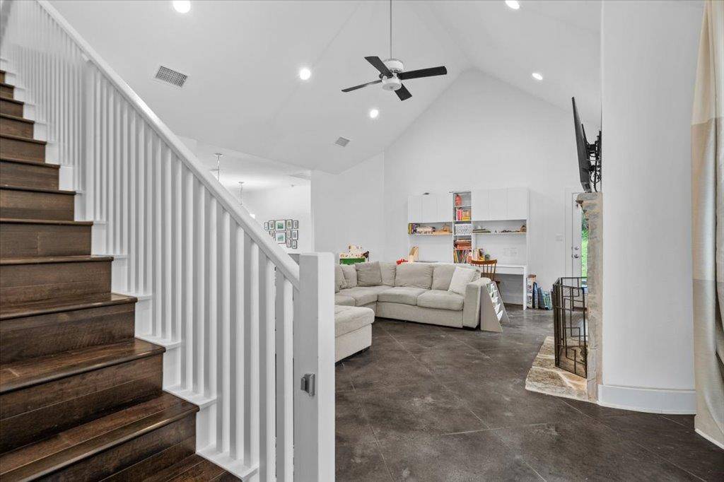 10304 Twin Lake CIR, Dripping Springs, TX 78620