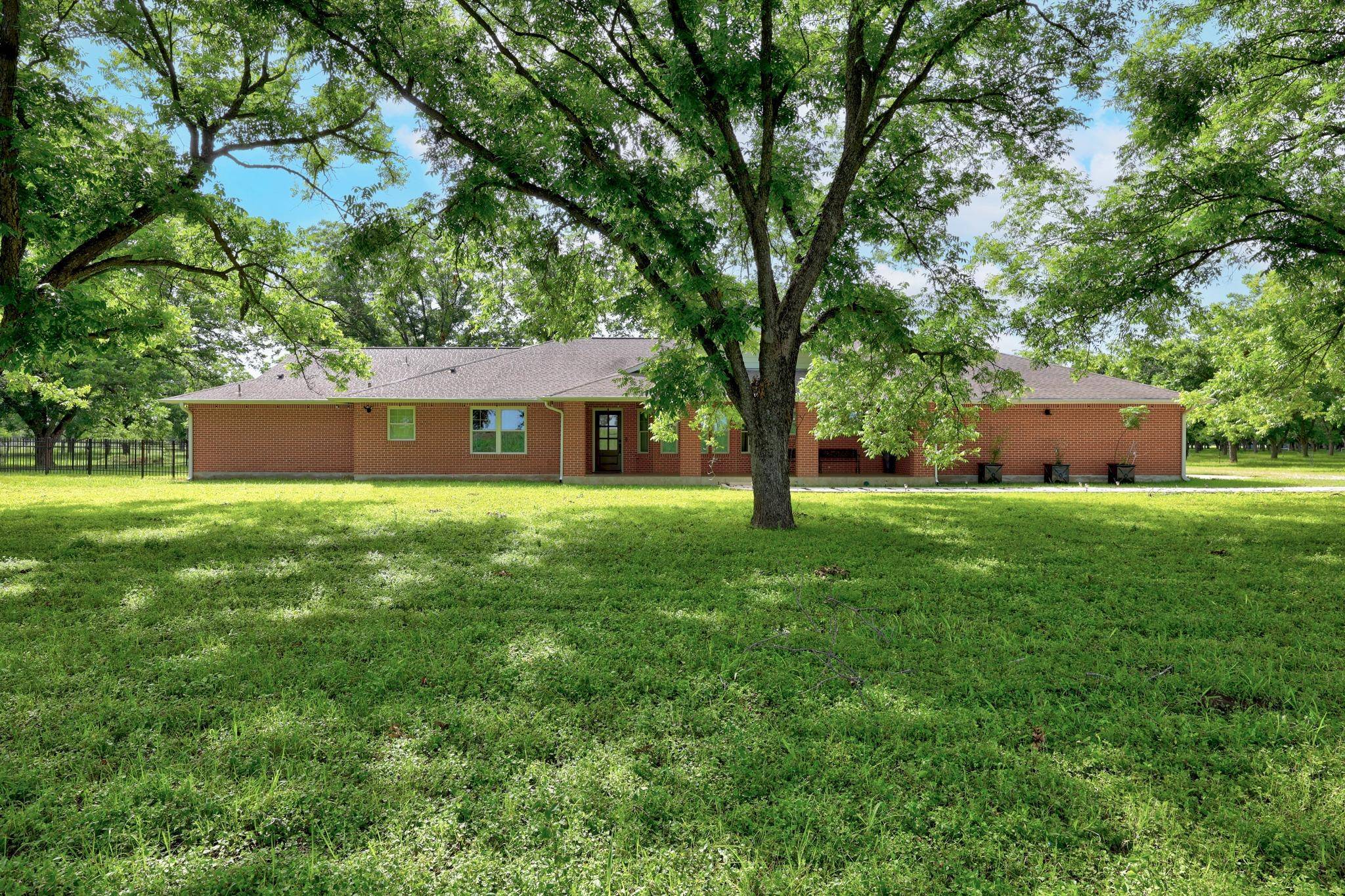 3717 Buck LN, Garfield, TX 78617