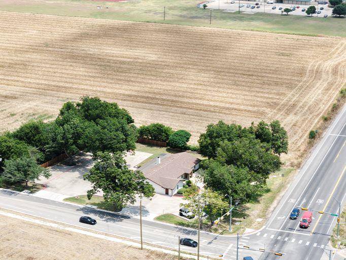 404 Carlos G Parker BLVD NW, Taylor, TX 76574