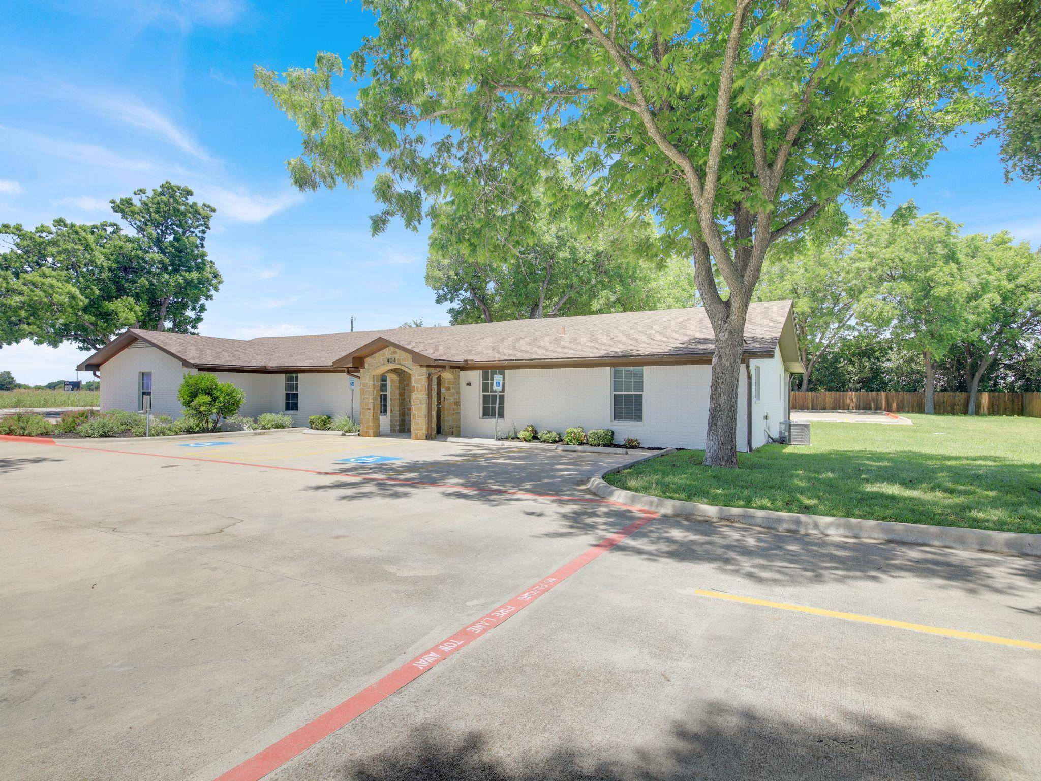 404 Carlos G Parker BLVD NW, Taylor, TX 76574