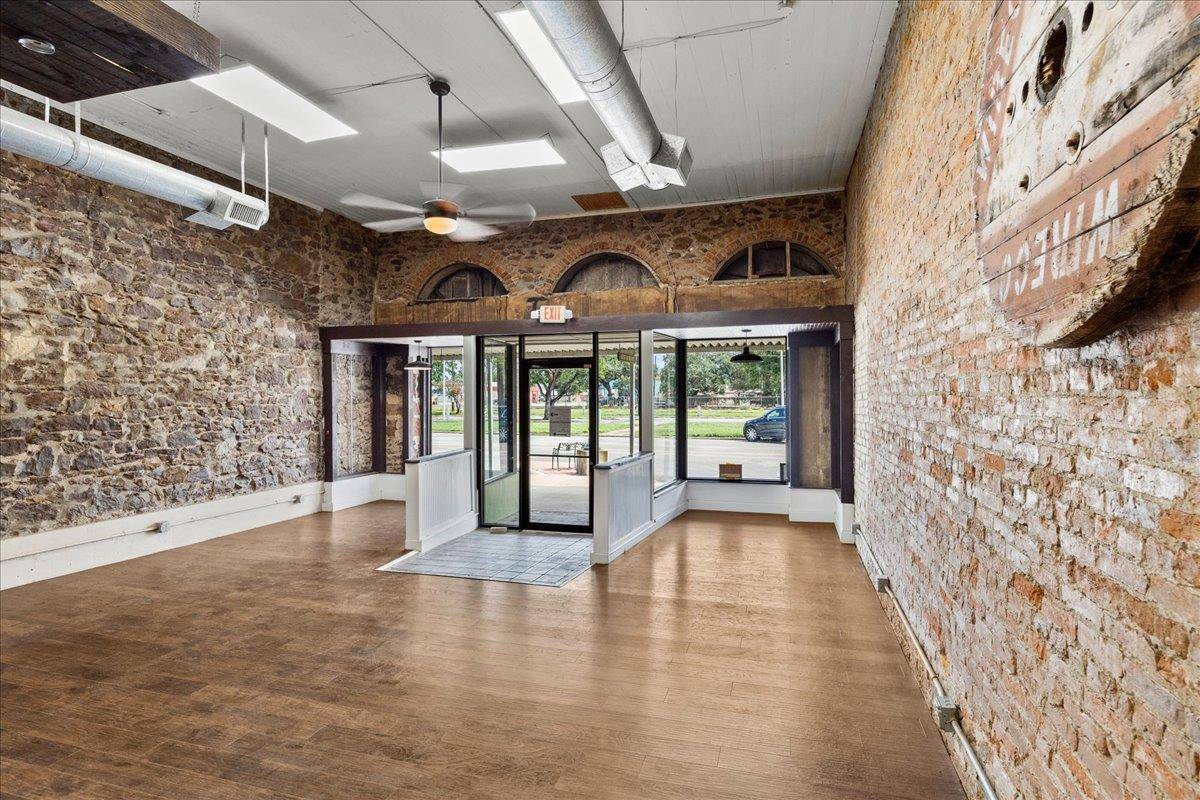 521 E Davis ST, Luling, TX 78648