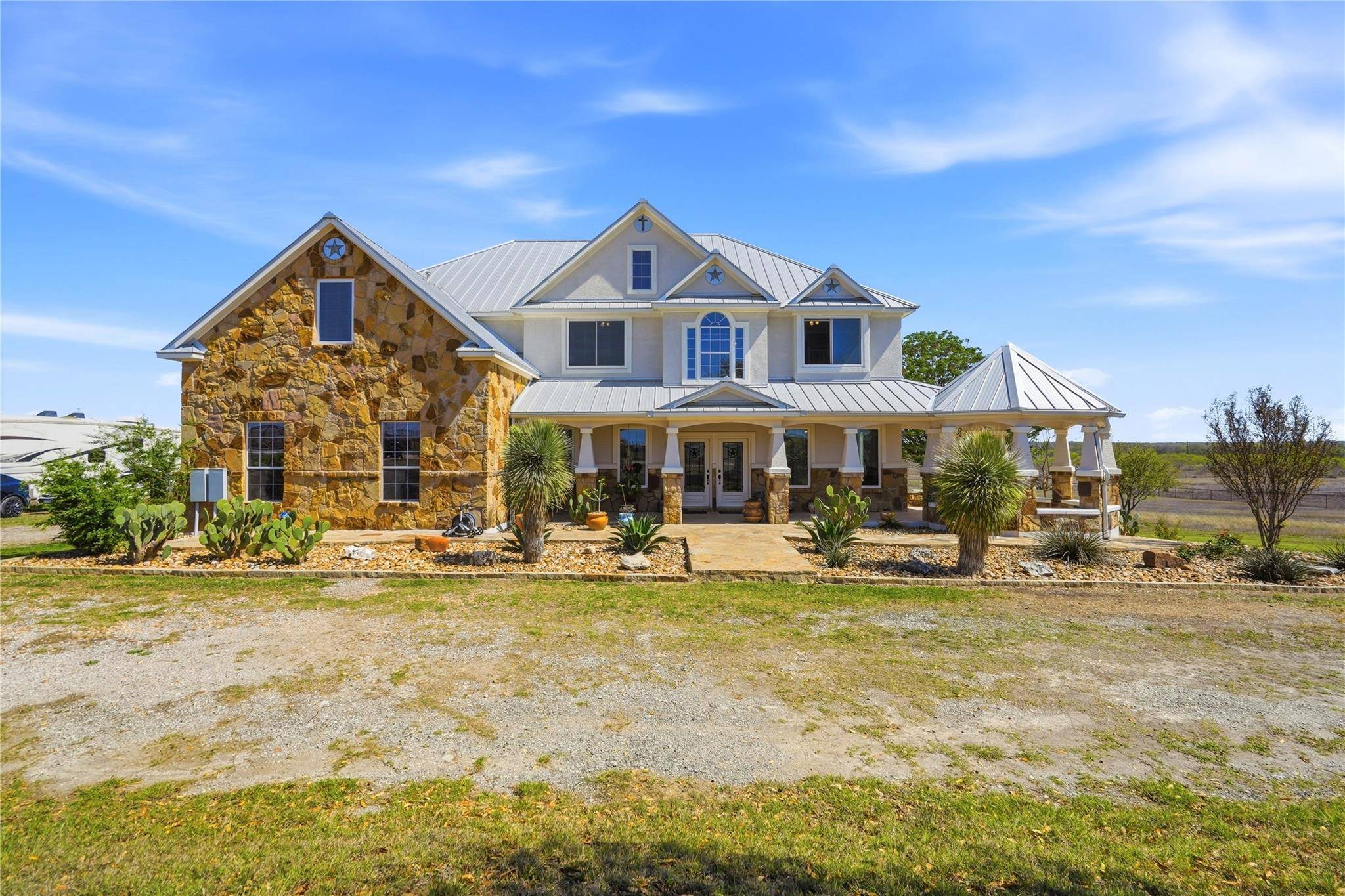 100 Mayfield LN, Lockhart, TX 78644