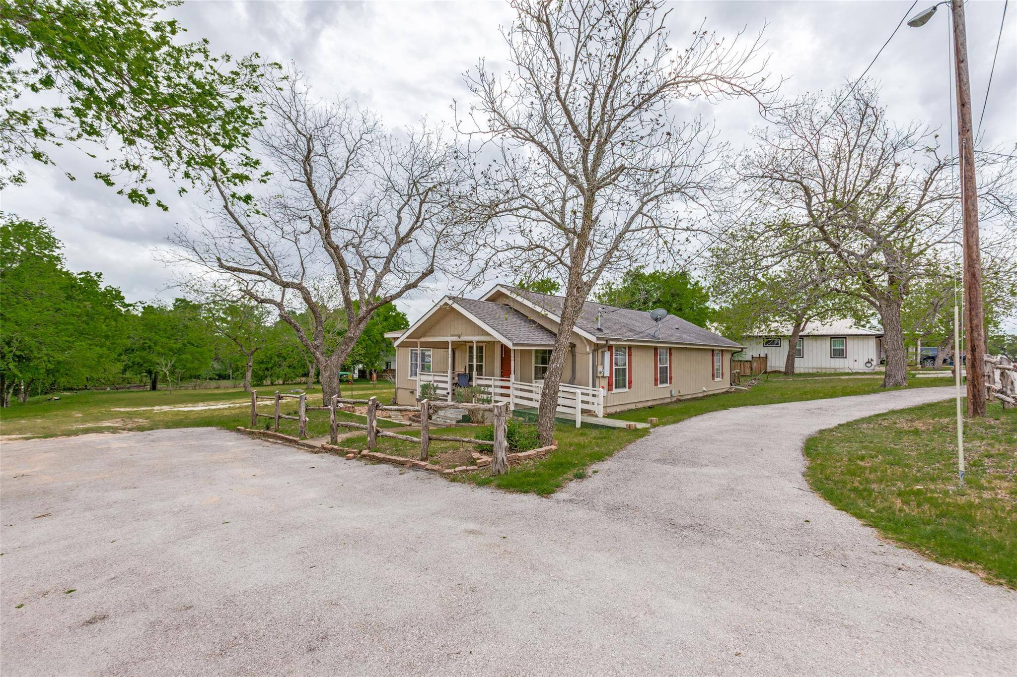 201 Church Hill LN, Liberty Hill, TX 78642