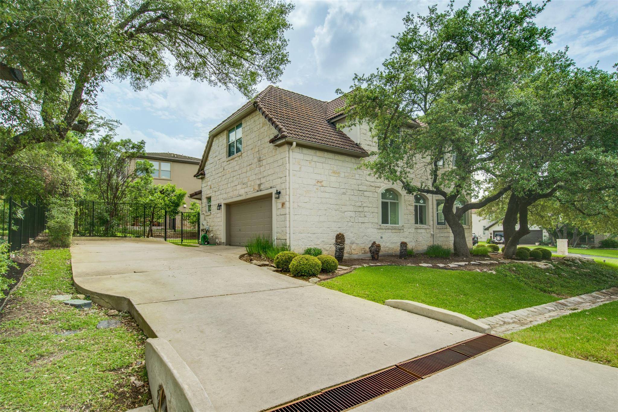 18 Glenway DR, The Hills, TX 78738
