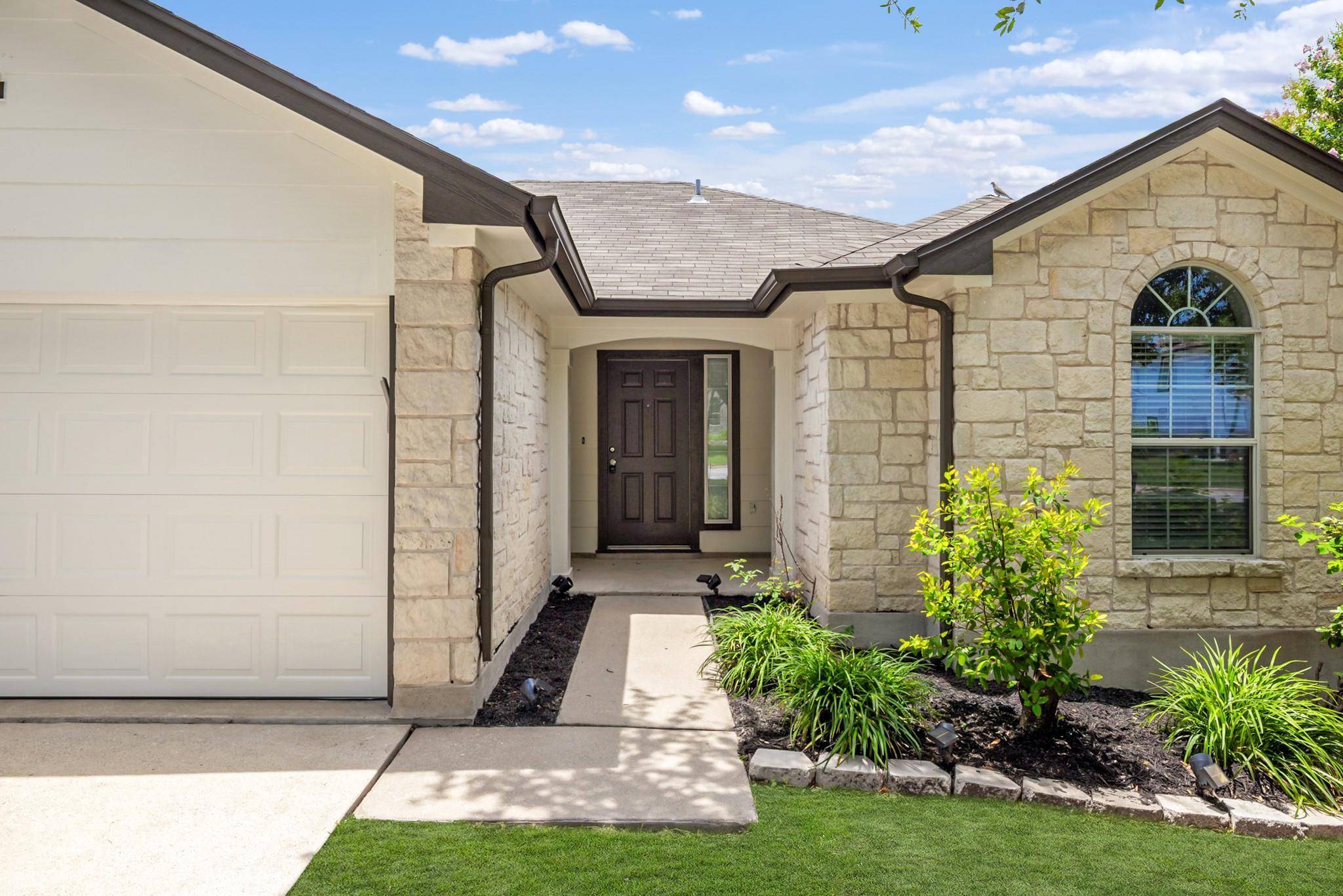 105 Lakemont DR, Hutto, TX 78634