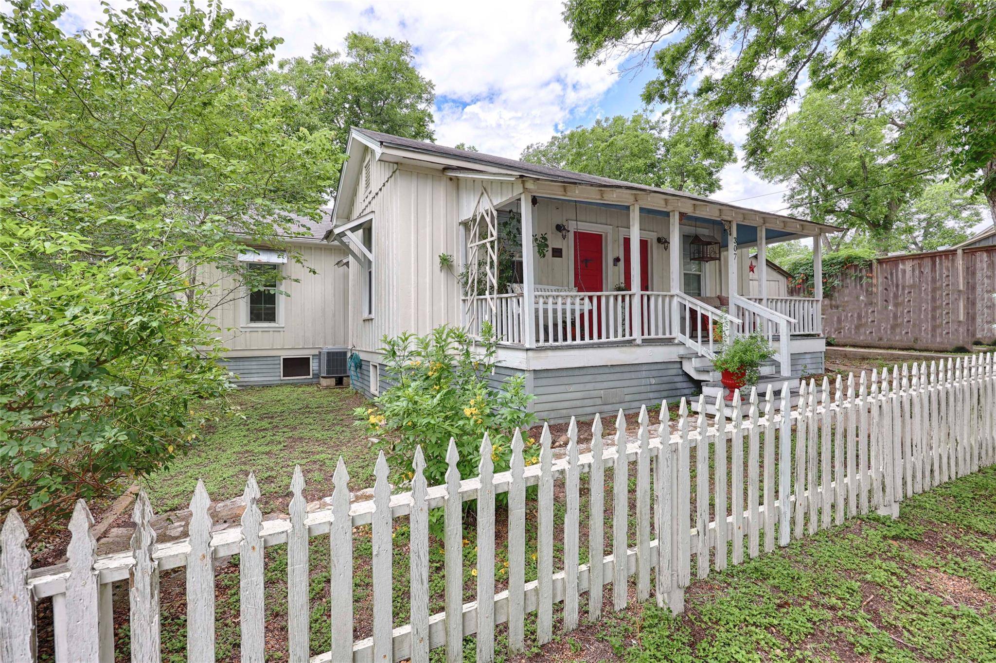307 W Market ST, Fayetteville, TX 78940