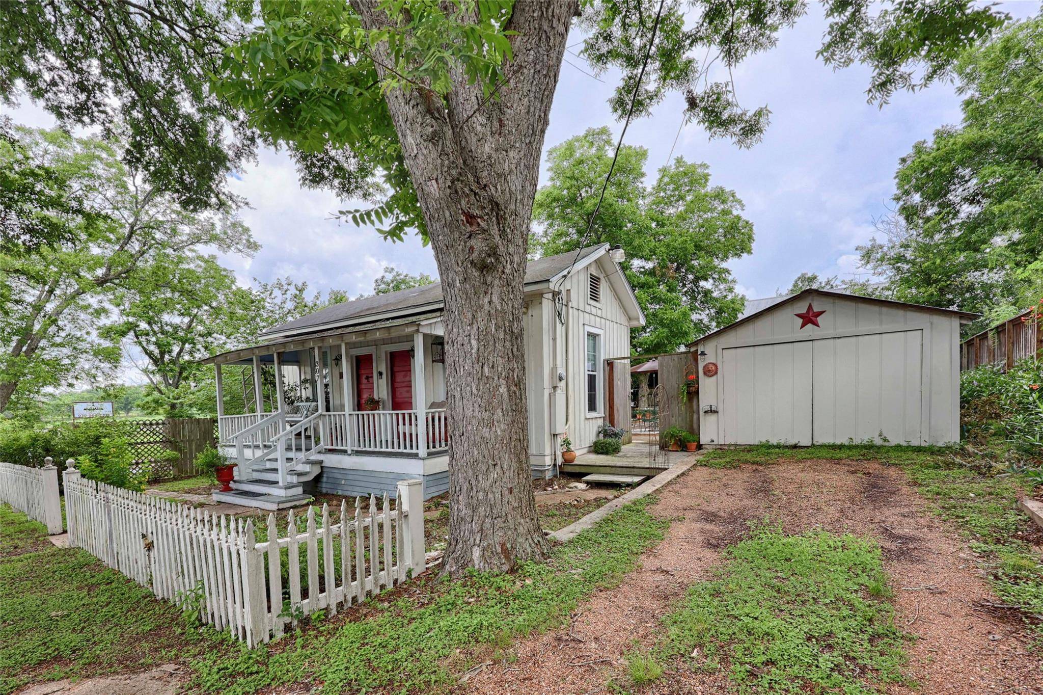 307 W Market ST, Fayetteville, TX 78940