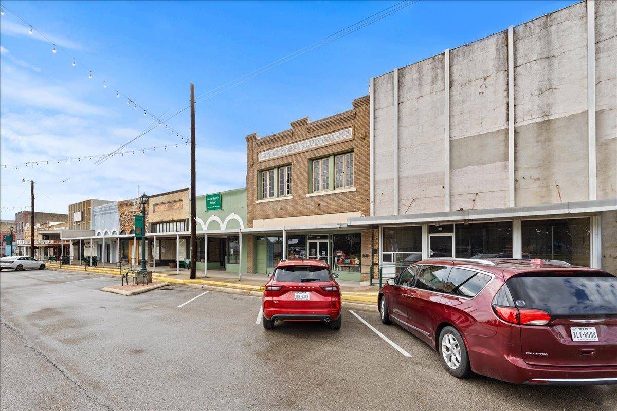 523 E Davis ST E #523, Luling, TX 78648