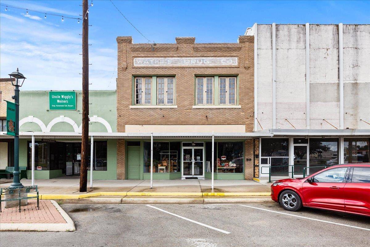 523 E Davis ST E #523, Luling, TX 78648