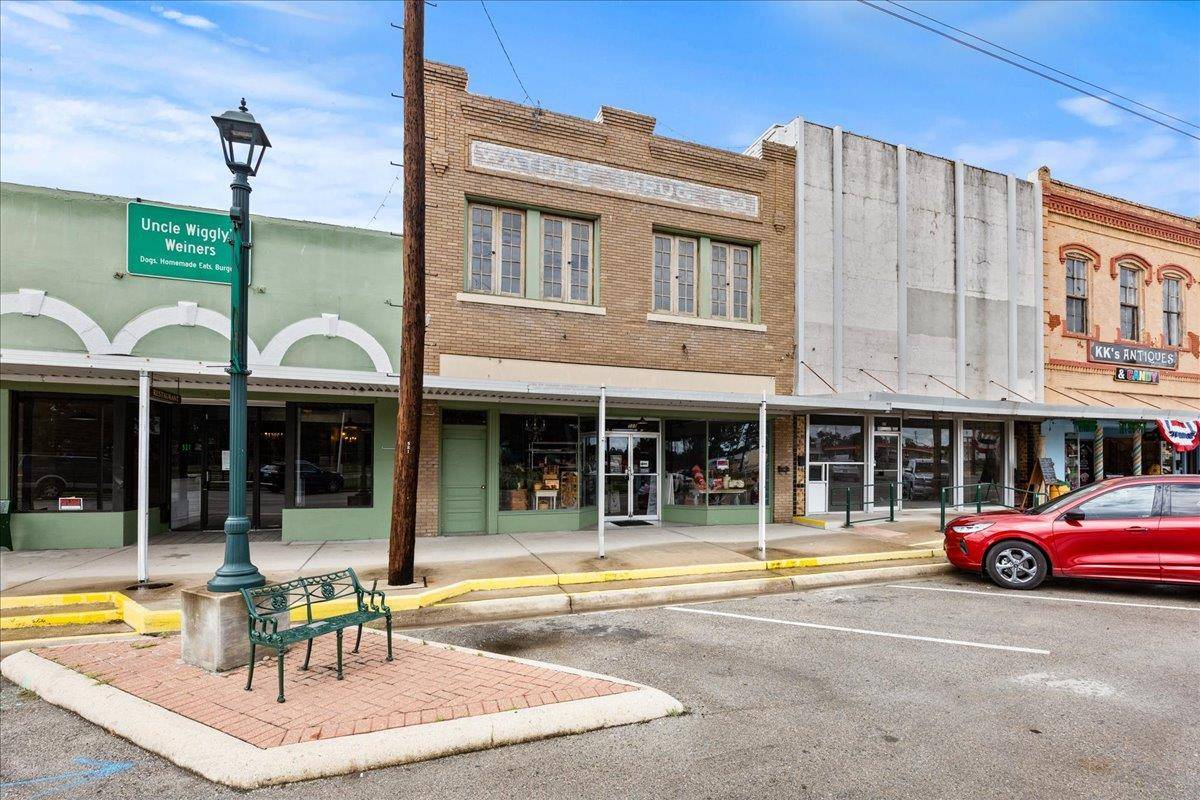 523 E Davis ST E #523, Luling, TX 78648