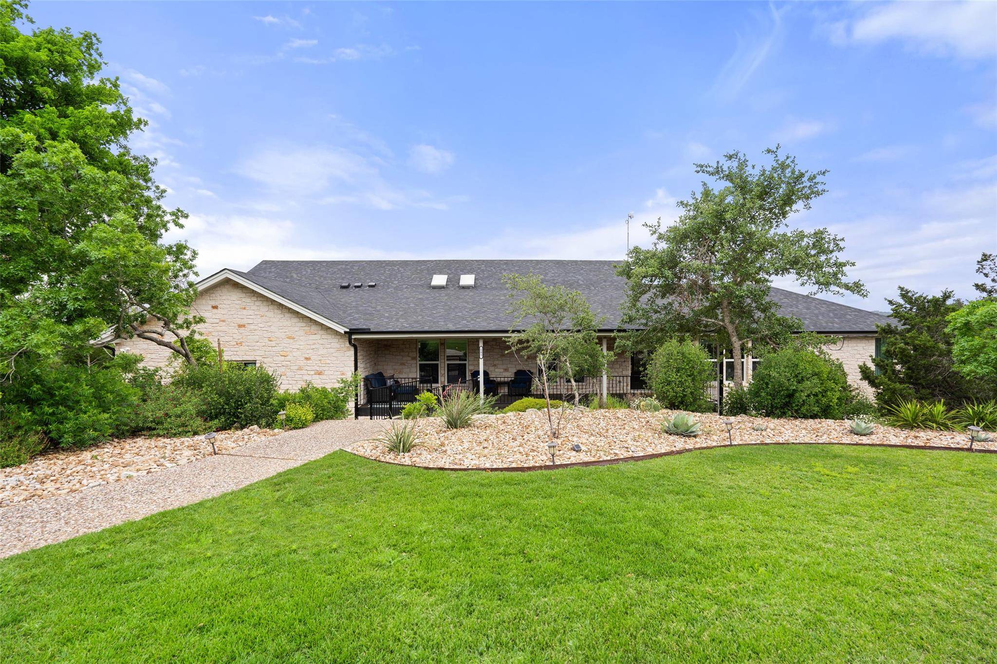 105 Stonegate LN, Dripping Springs, TX 78620