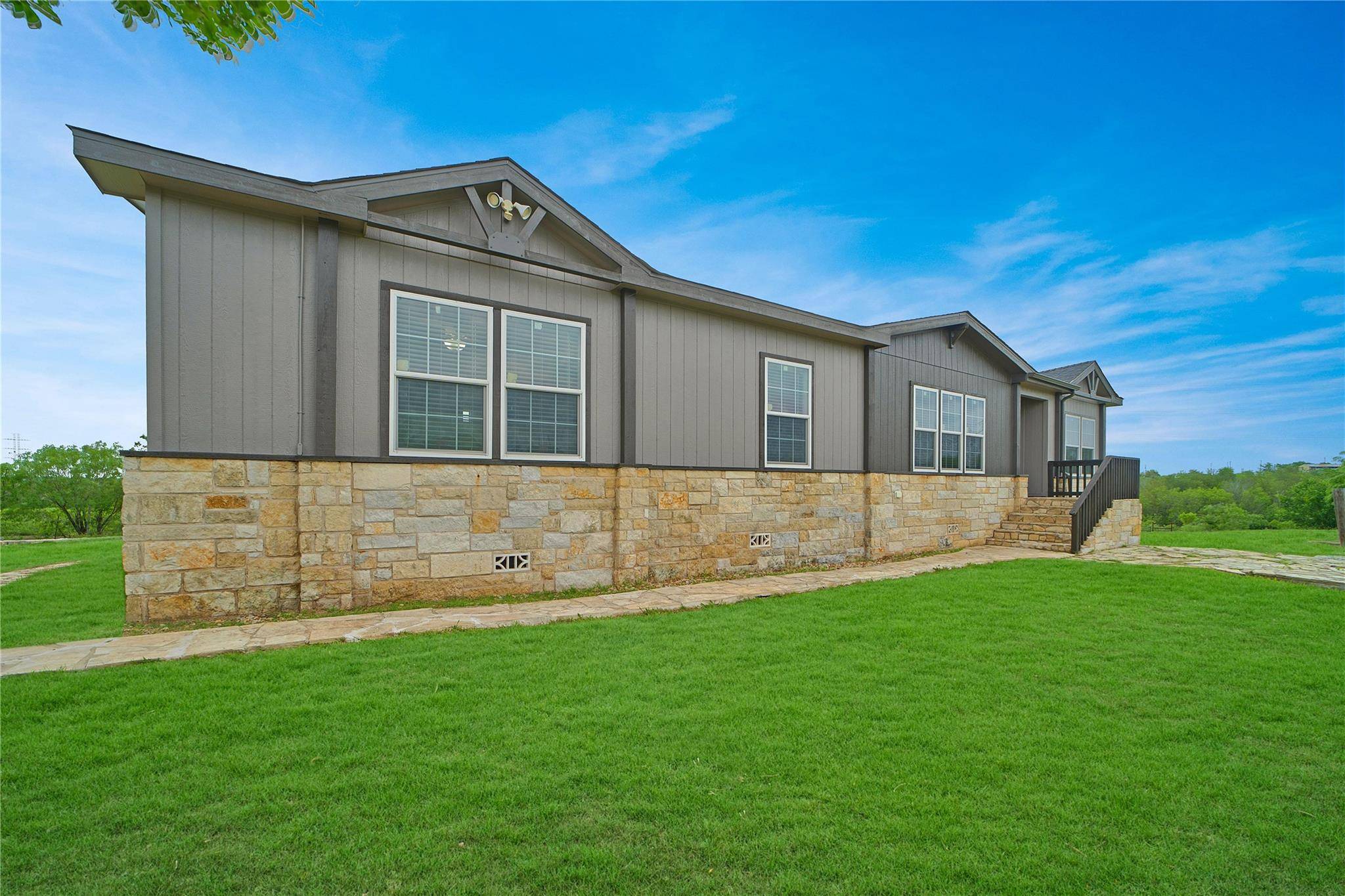 480 Holz RD, Niederwald, TX 78640