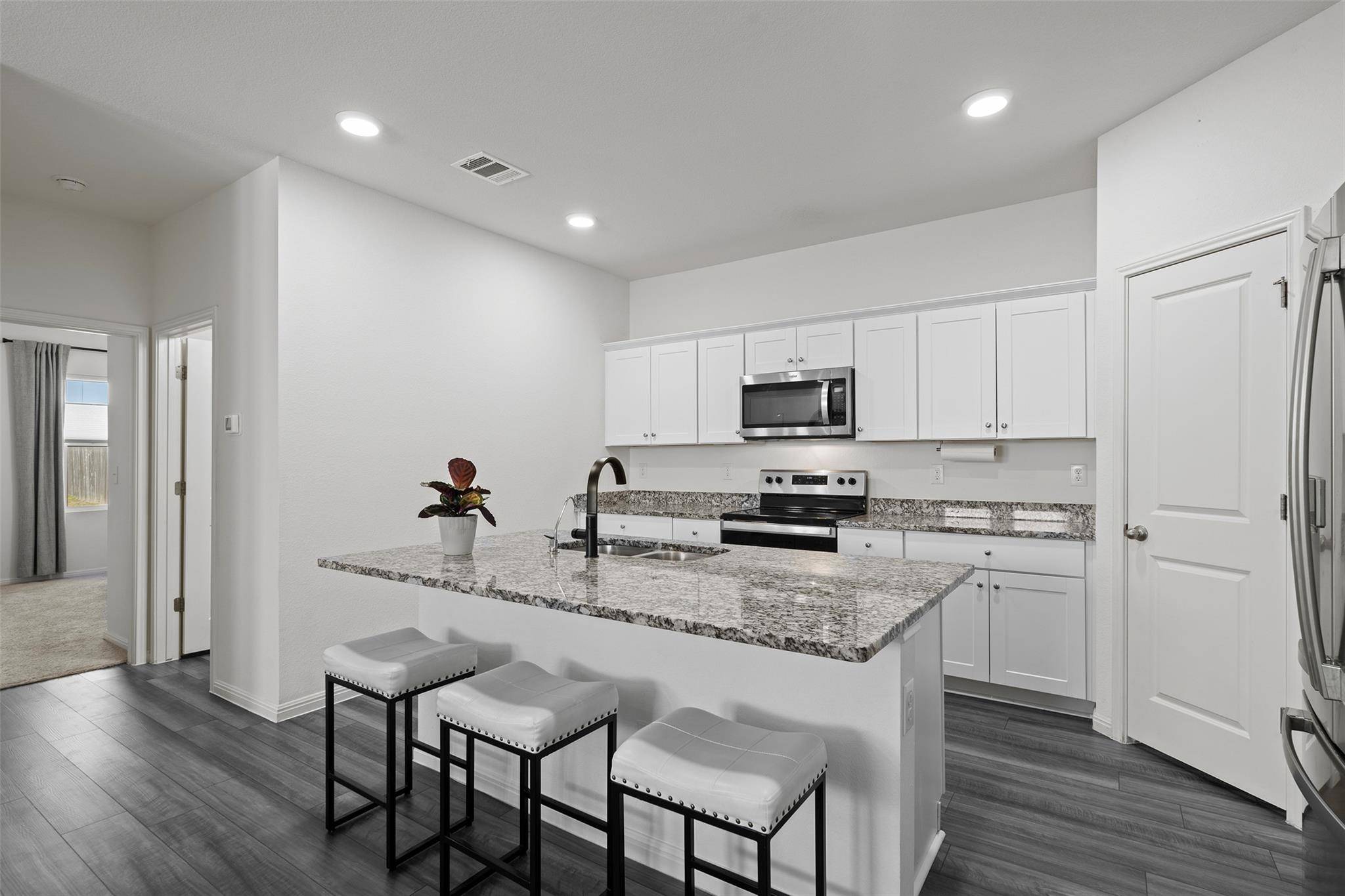 305 Redfish LN, Hutto, TX 78634