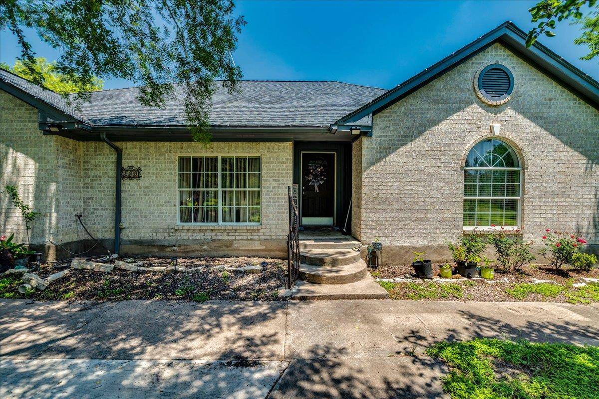 123 Crossroads DR, Dale, TX 78616
