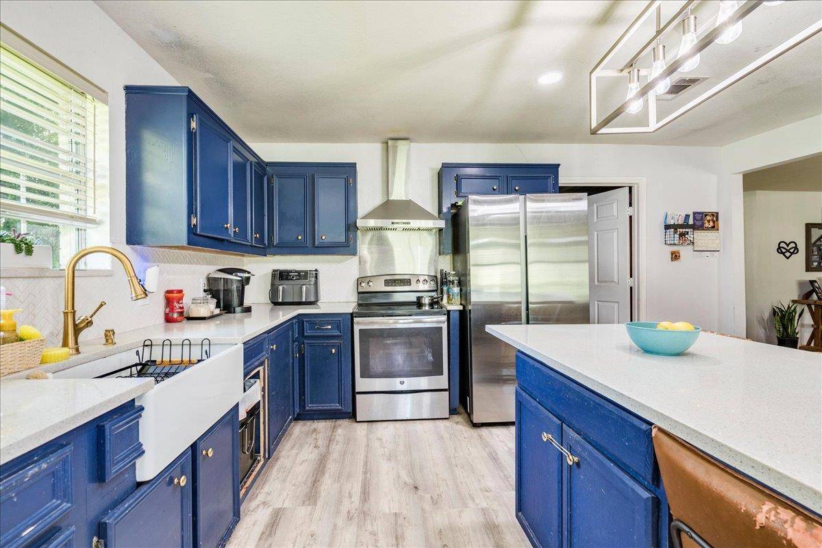 123 Crossroads DR, Dale, TX 78616