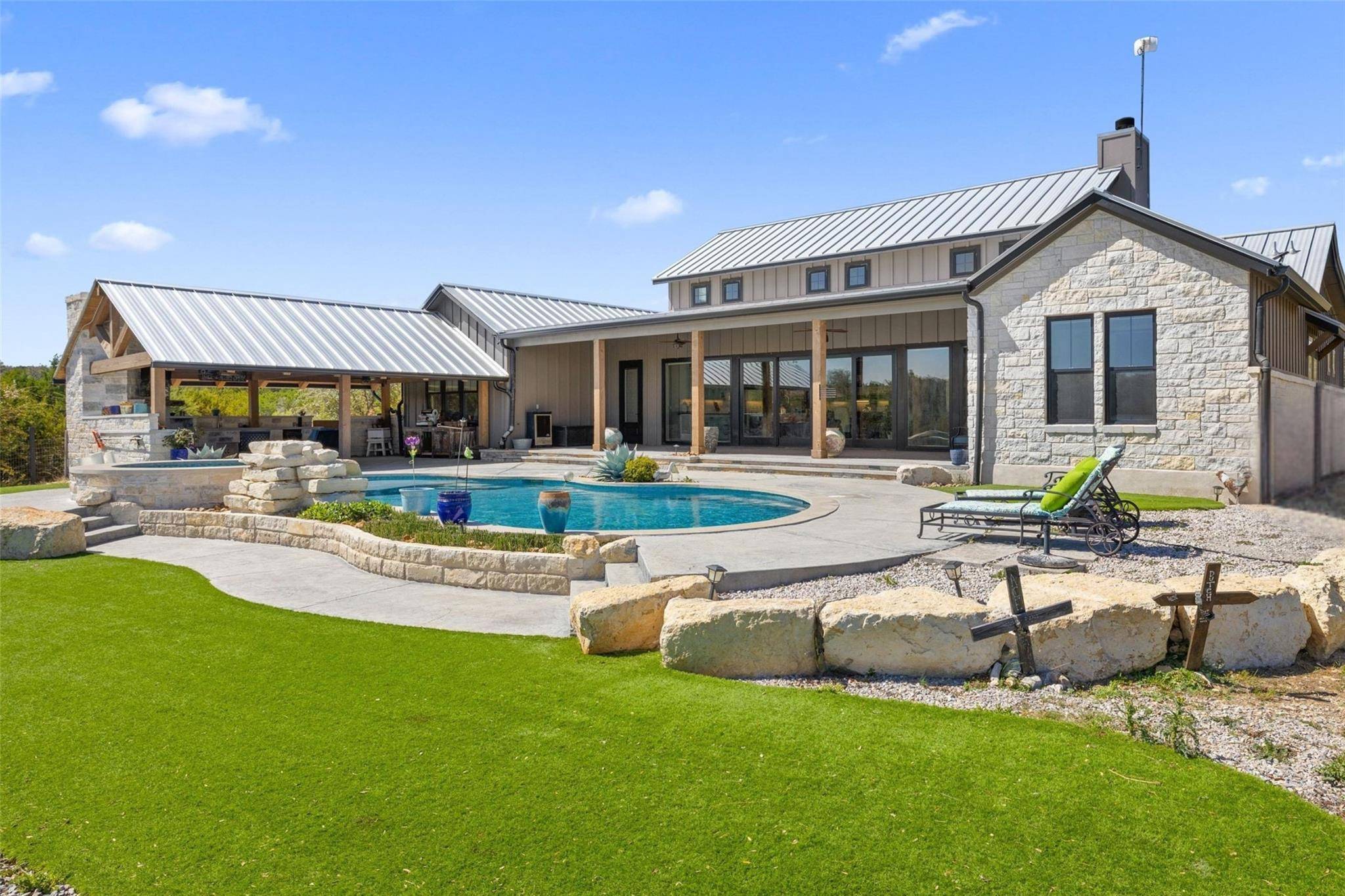 2105 Legacy Hills DR, Johnson City, TX 78636