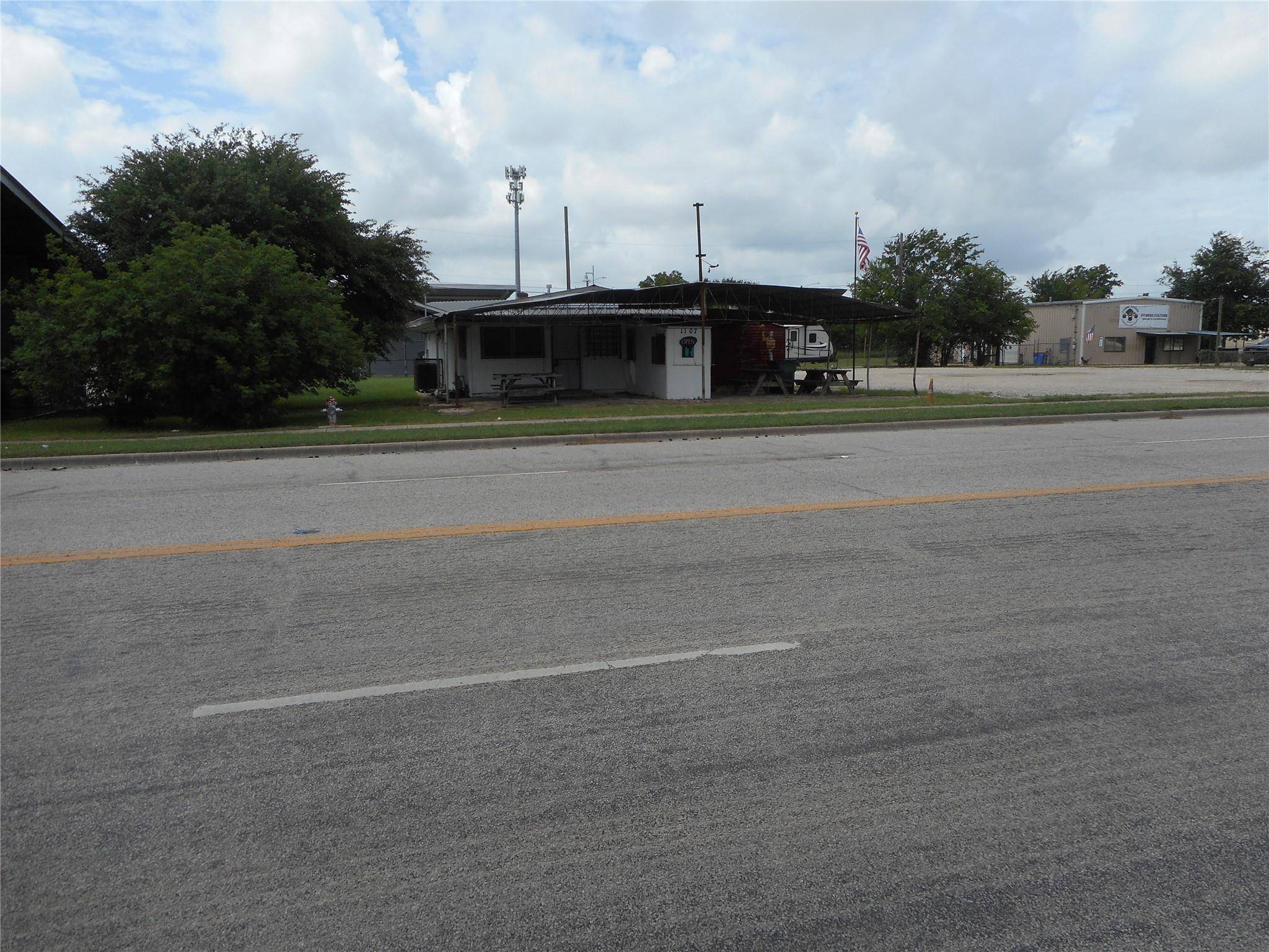 1107 W 2nd ST, Taylor, TX 76574