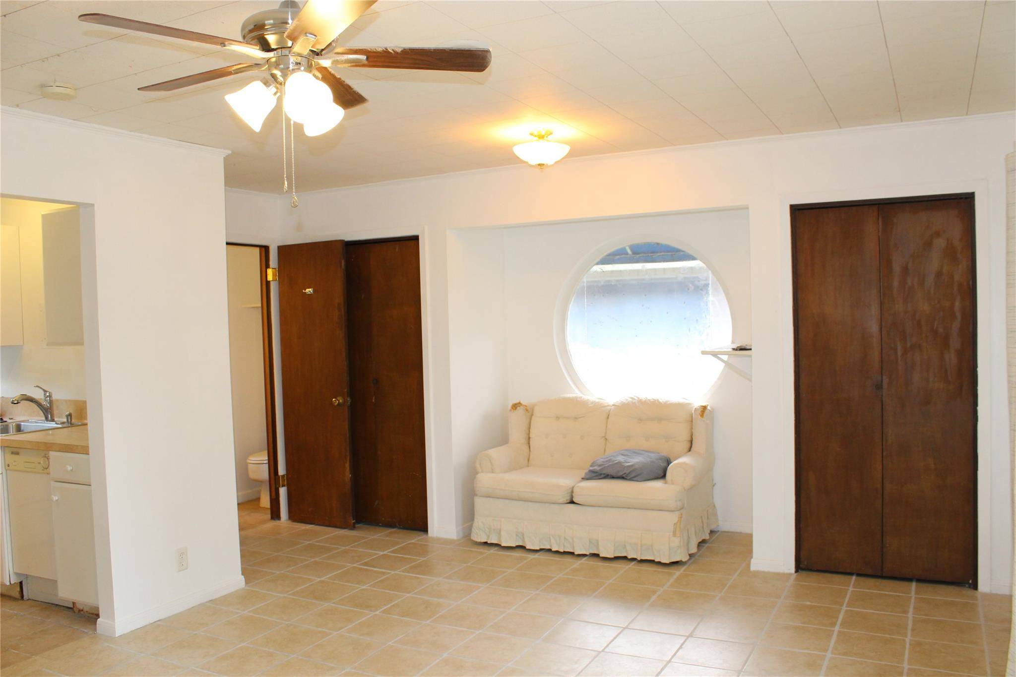 1010 W Live Oak ST #B, Lockhart, TX 78644
