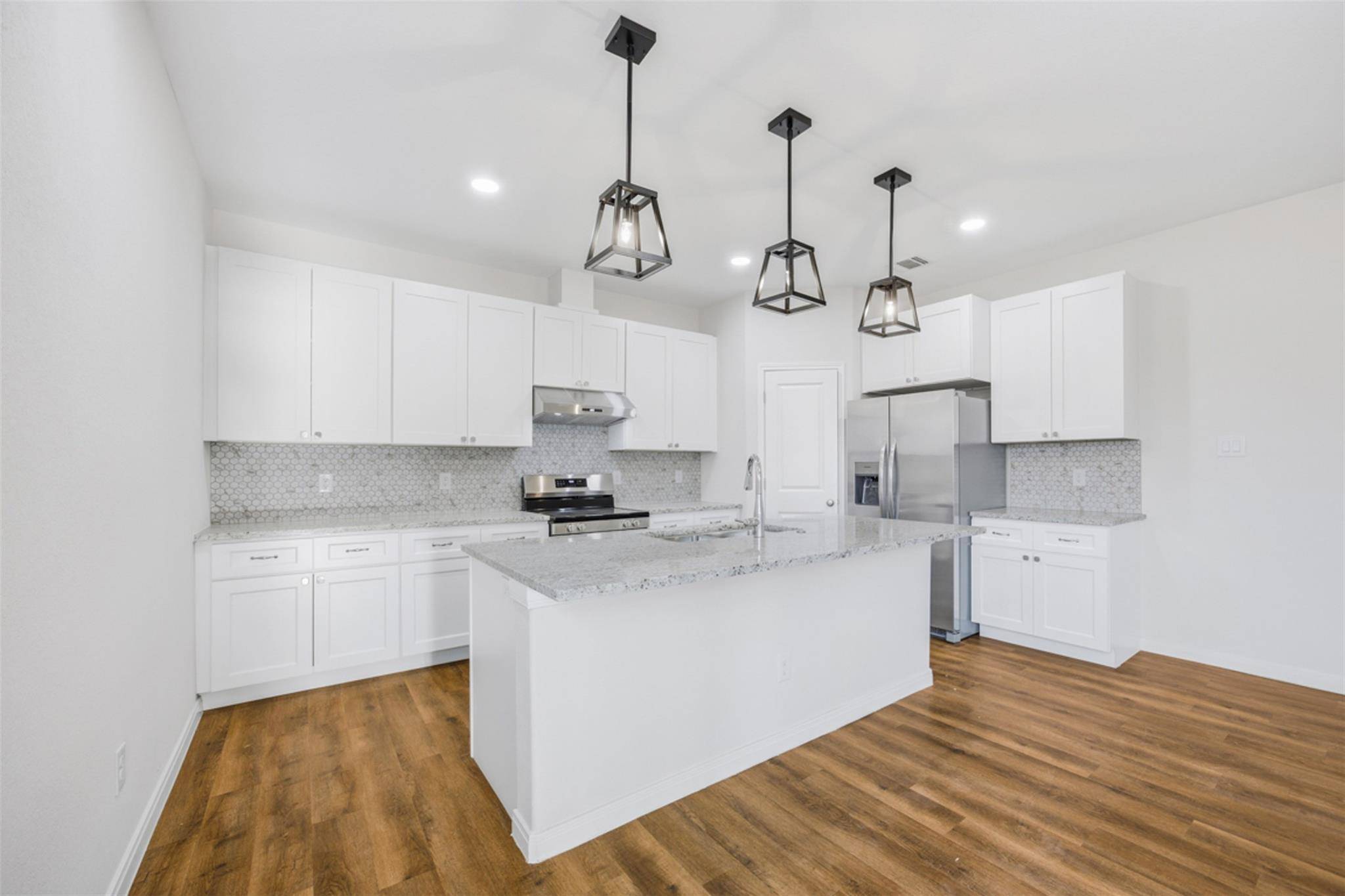 604 Mustang CIR, Nixon, TX 78140