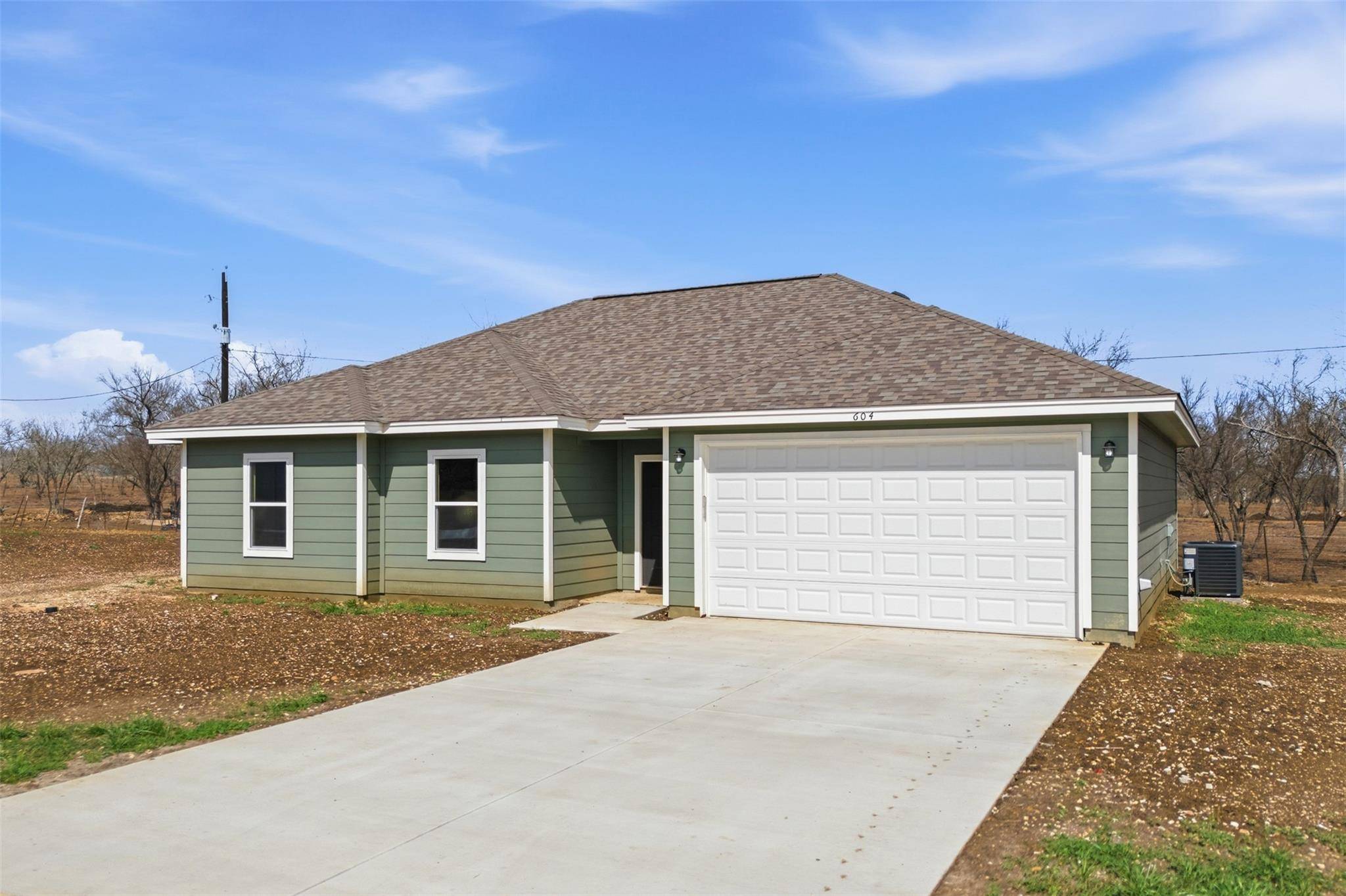 604 Mustang CIR, Nixon, TX 78140