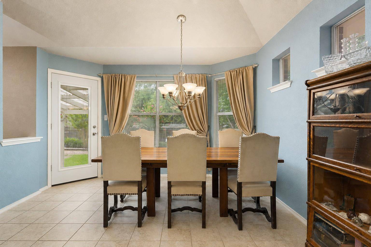 810 Hilltop DR, Leander, TX 78641