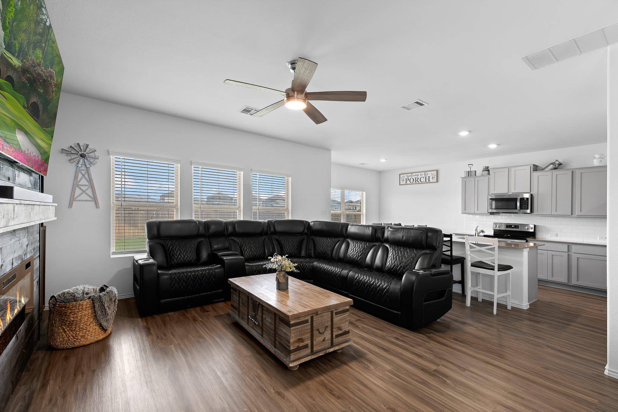 576 Greatest Gift WAY, Jarrell, TX 76537