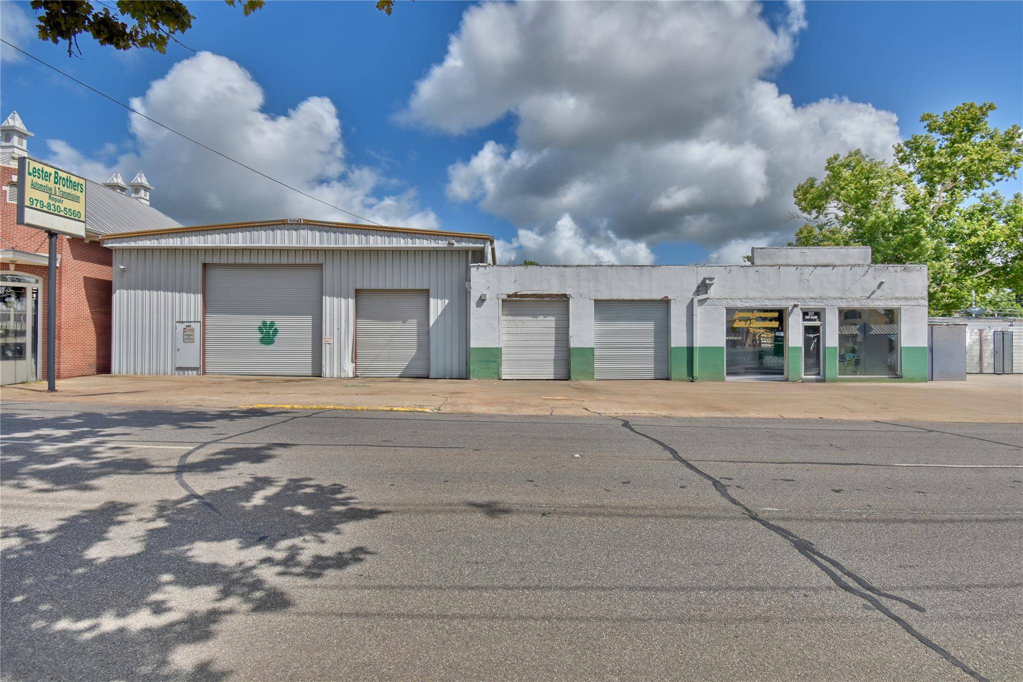 307 E Alamo ST, Brenham, TX 77833