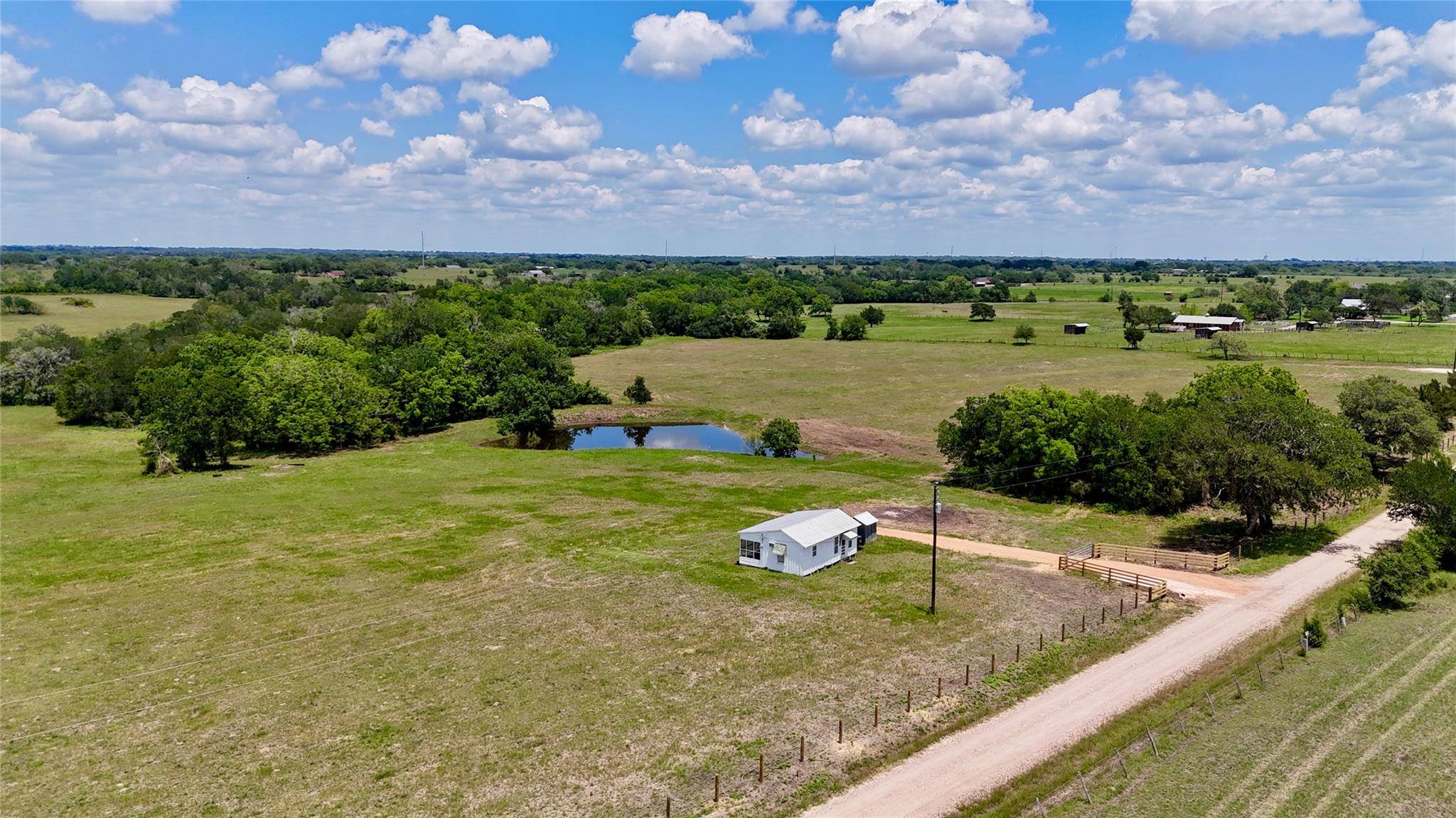 1070 Muehr RD, Weimar, TX 78962