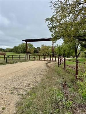 5 Barlow DR, Briggs, TX 78608